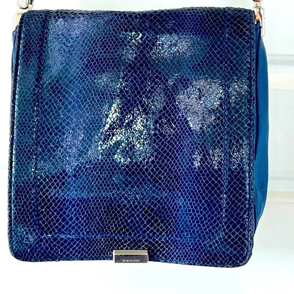 B. MAKOWSKY BLUE LEATHER REPTILE  SKIN EMBOSSED PATERN CROSSBODY BAG - Picture 2 of 16
